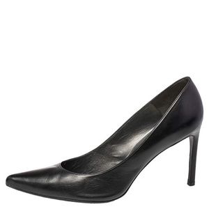 Stuart Weitzman black leather pointed toe pumps. Sz 6M